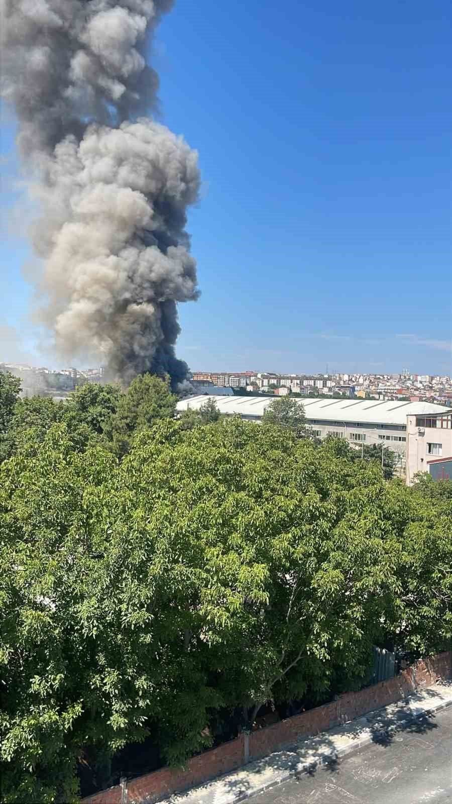 Arnavutköy'de sünger fabrikası yangını sonrası gökyüzüne yükselen dumanlar.