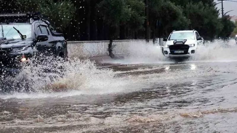 Bursa'da sağanak yağış sonrası su basan yolda ilerleyen araçlar.