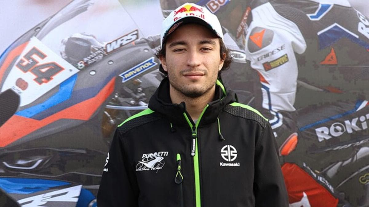 Milli motosikletçi Can Öncü, Kawasaki takım ceketiyle poz veriyor.