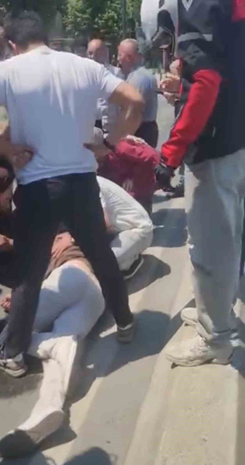 Fatih'te İETT otobüsü ile skuter çarpışması sonrası olay yerinde yaralıya müdahale.