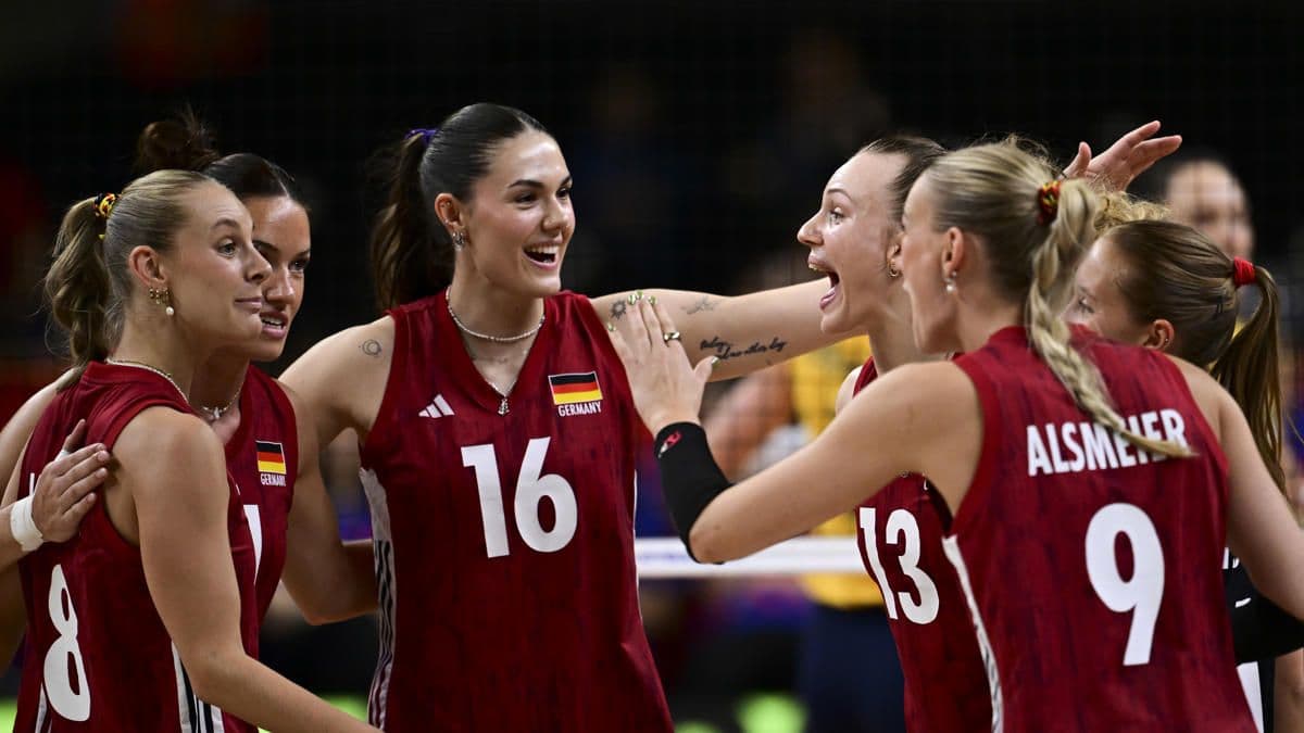 Almanya Kadın Voleybol Takımı oyuncuları, FIVB Milletler Ligi'nde kazandıkları maç sonrası sevinç yaşıyor.