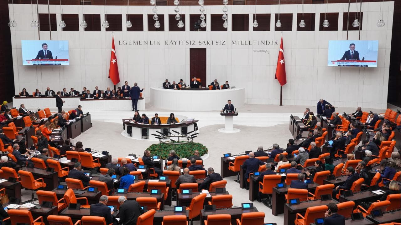 TBMM Genel Kurul salonu, milletvekilleri ve kürsüde konuşan bir kişi