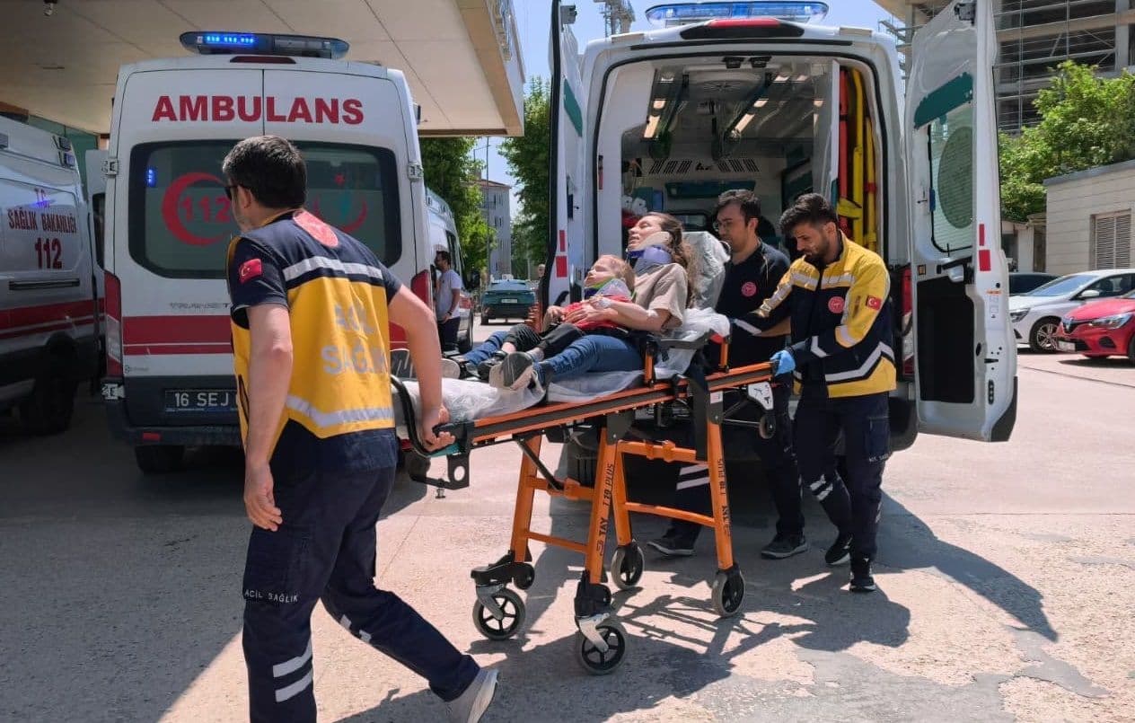 Ambulansa taşınan yaralılar, trafik kazası sonrası sağlık ekipleri.