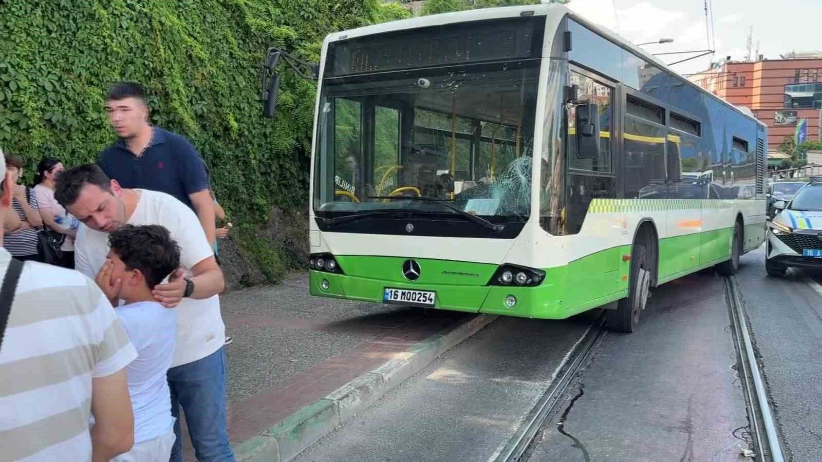 Bursa'da anne ve bebeğe çarpan halk otobüsü, olay yerinde polis ve vatandaşlar.