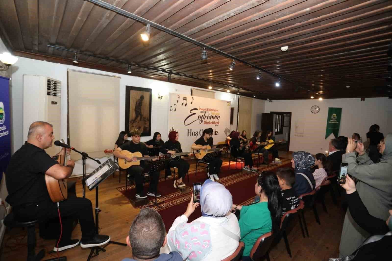 İnegöl Belediyesi Gitar Kursu Mezunları Sertifikalarını Aldı