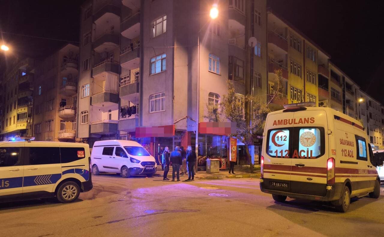 Bursa'da iki kişinin öldüğü silahlı olayın yaşandığı apartmanın önünde polis ve ambulans ekipleri.
