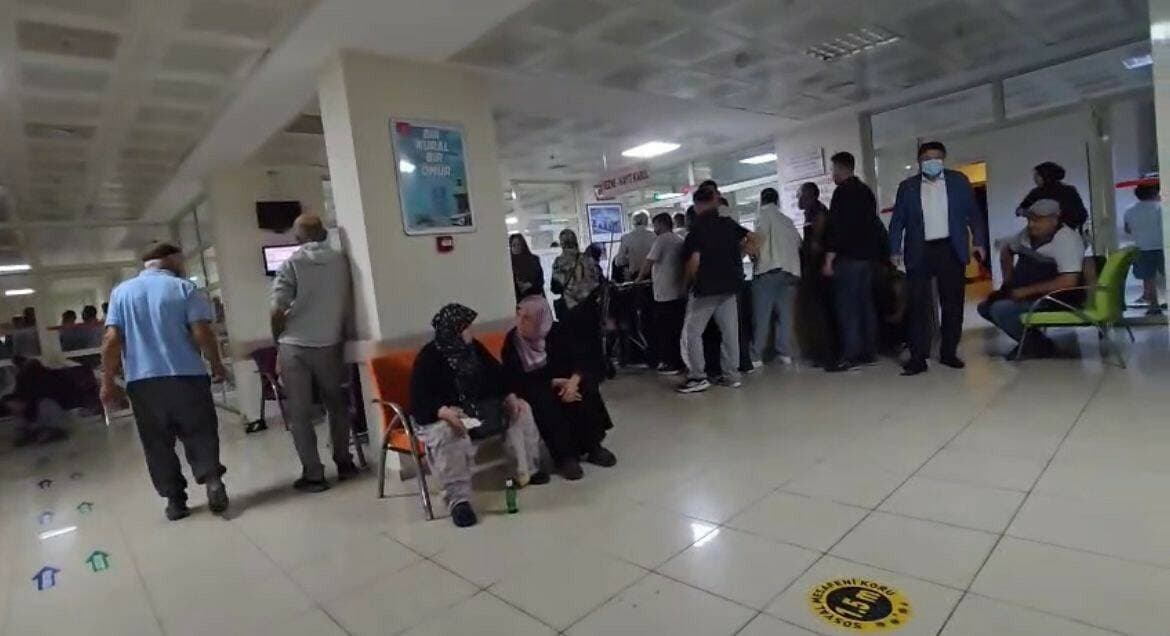 Bursa Orhaneli'de sünnet düğünü sonrası gıda zehirlenmesi nedeniyle hastaneye başvuran vatandaşlar.