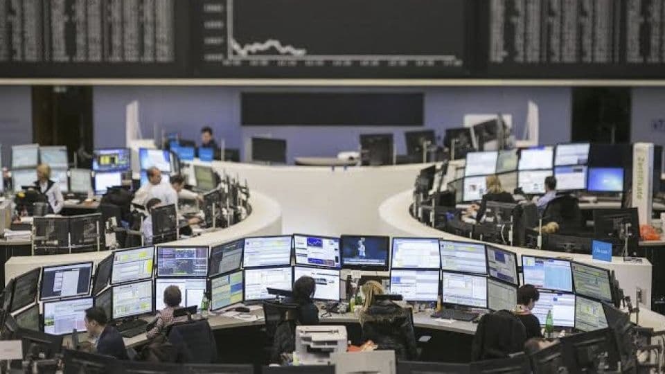 Avrupa borsasında işlem yapan finans uzmanları, bilgisayar ekranlarında piyasa verilerini inceliyor.