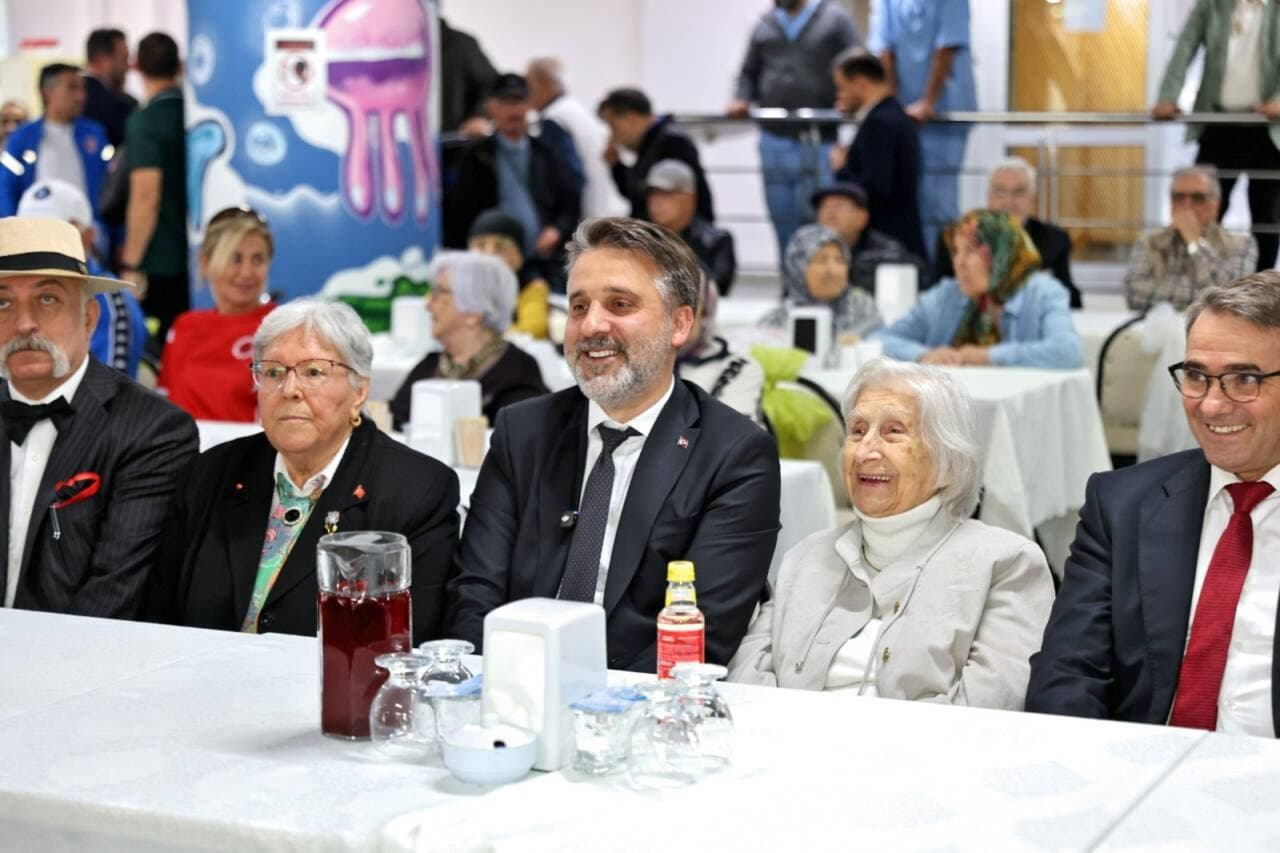 Bursa Büyükşehir Belediyesi'nden Dünya Yaşlılar Günü'nde Huzurevi Sakinlerine Vefa