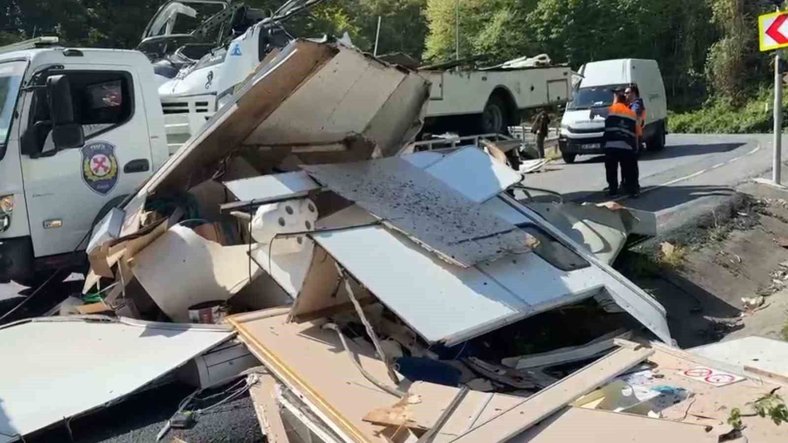 Sarıyer'de bariyerlere çarparak parçalanan karavanın kaza sonrası görüntüsü.