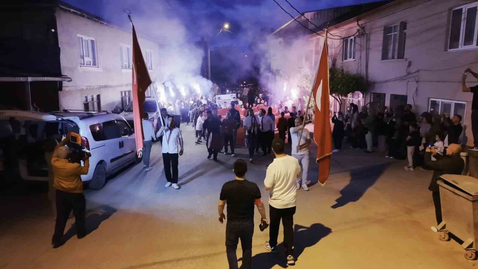 Bursa Mustafakemalpaşa'da düzenlenen geleneksel deve eğlencesi etkinliğinden bir kare.