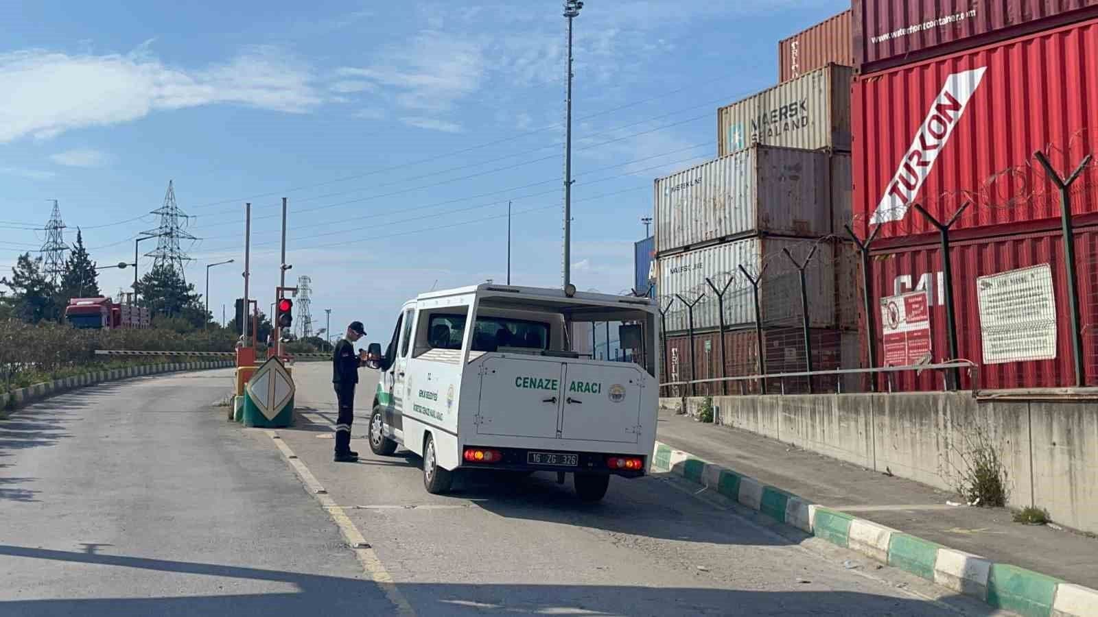 Bursa Gemlik'teki fabrikada yaşanan iş kazasının ardından olay yerindeki cenaze aracı.