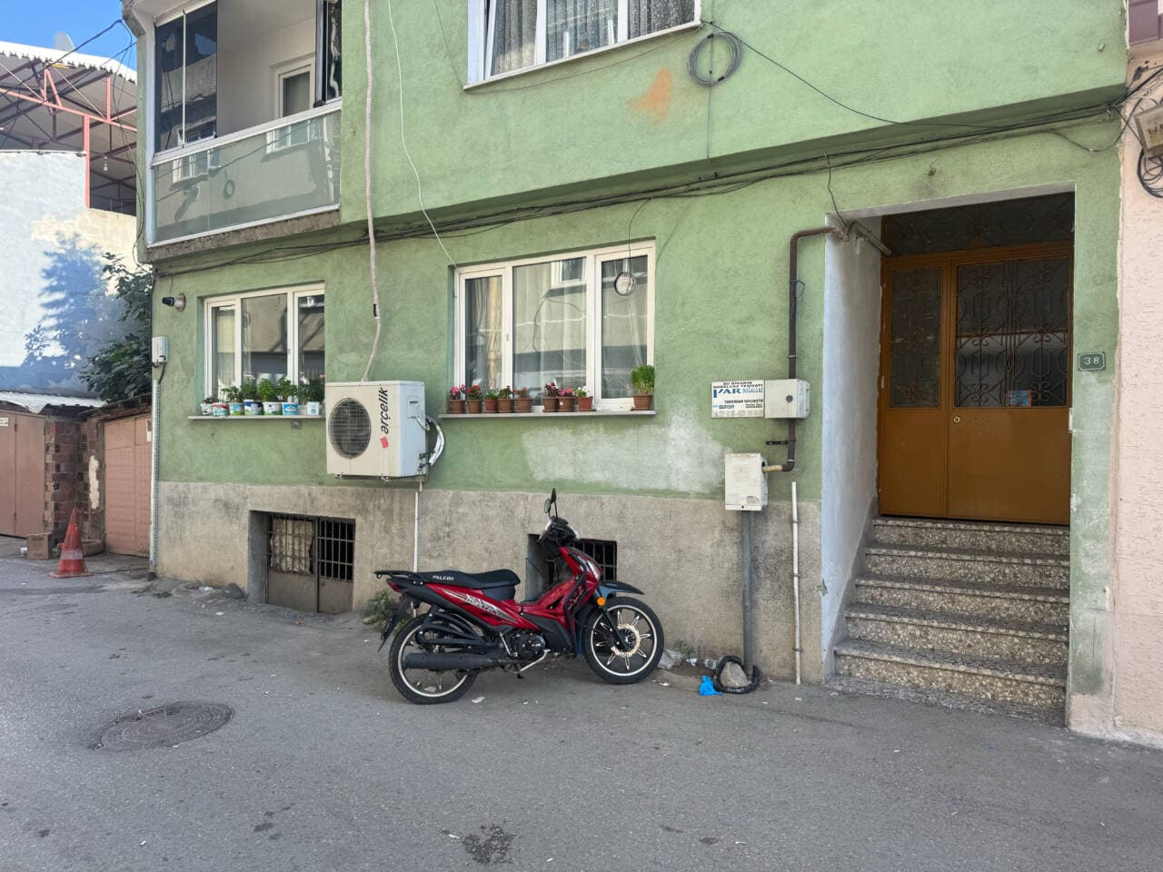Bursa Çiftehavuzlar'da yaşlı çiftin ölü bulunduğu apartman dairesi dışarıdan görünümü.