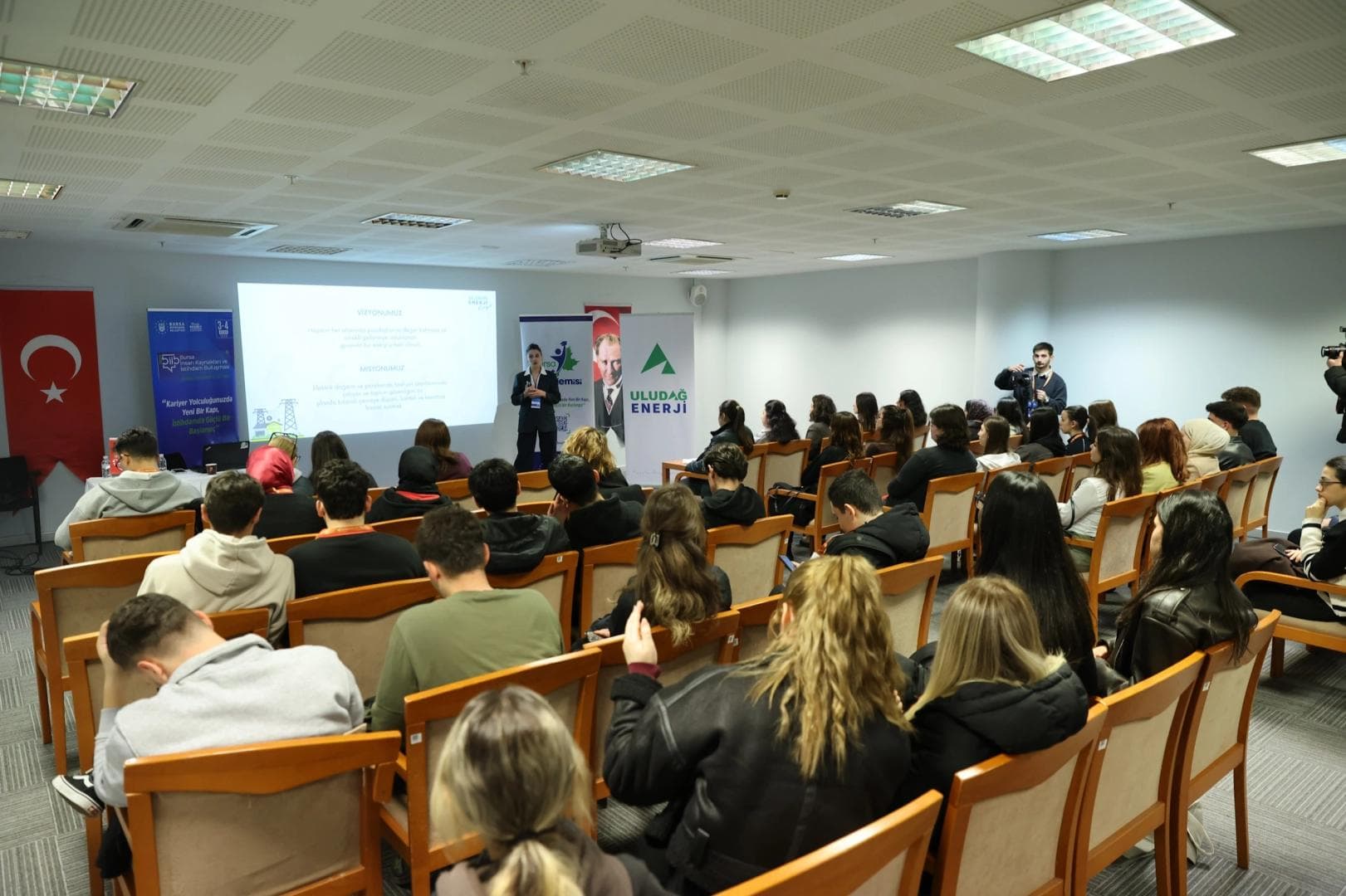 Bursa'da İstihdam Buluşması Başladı: İş Arayanlar ve İşverenler Bir Araya Geldi