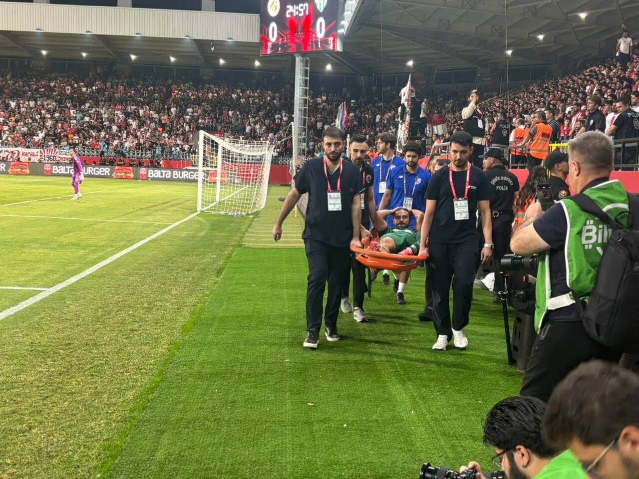 Bursaspor'a Halil Akbunar'dan Kötü Haber: 4 Hafta Sahalardan Uzak Kalacak