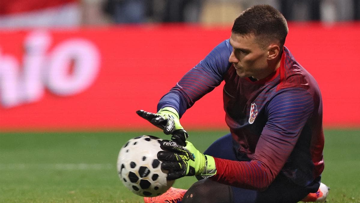 Kaleci Dominik Livakovic futbol topuyla maçta