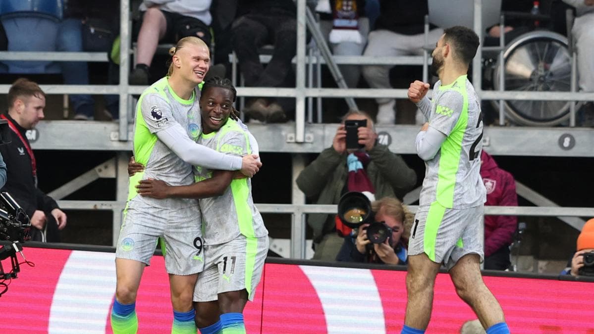 Manchester City'li futbolcular Erling Haaland ve takım arkadaşları gol sevinci yaşıyor.