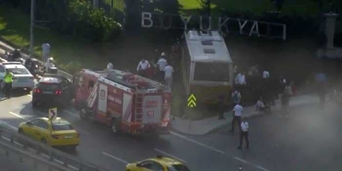 Zeytinburnu Sahil Yolu'nda kaza yapan İETT otobüsü ve olay yerindeki kurtarma ekipleri.