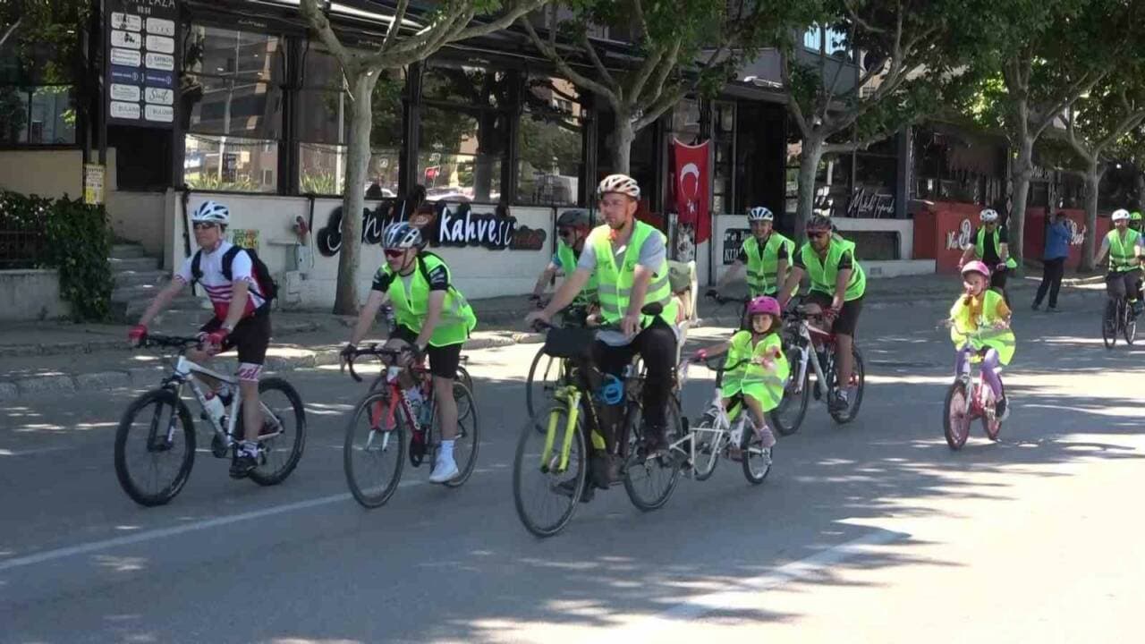 Bursa'da Sağlıklı Yaşam İçin Pedallar Çevrildi: Yeşilay Bisiklet Turu Büyük İlgi Gördü