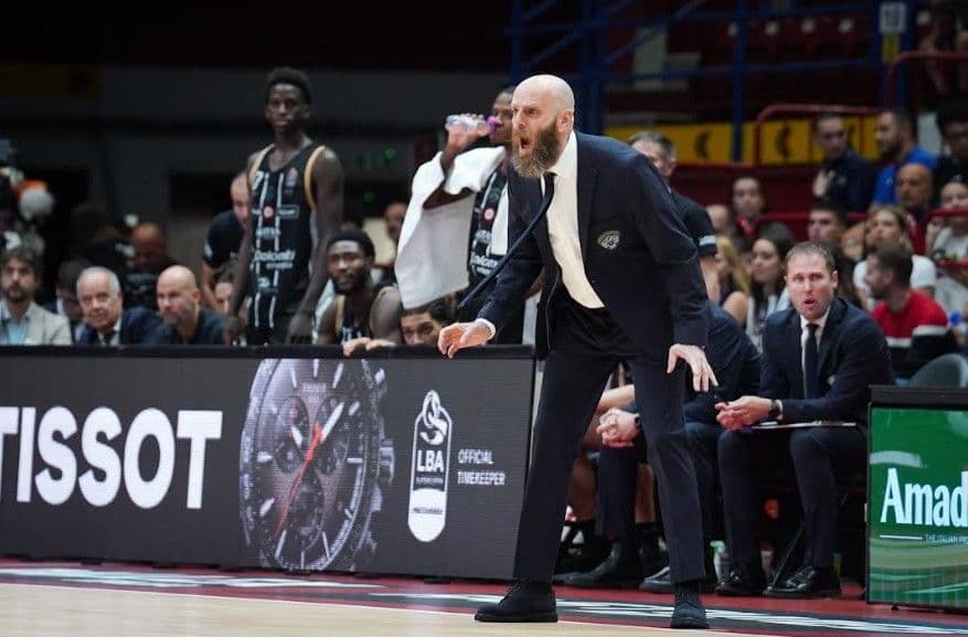 TOFAŞ'ın yeni başantrenörü Massimo Cancellieri, bir maç sırasında kenarda takımına direktifler verirken.