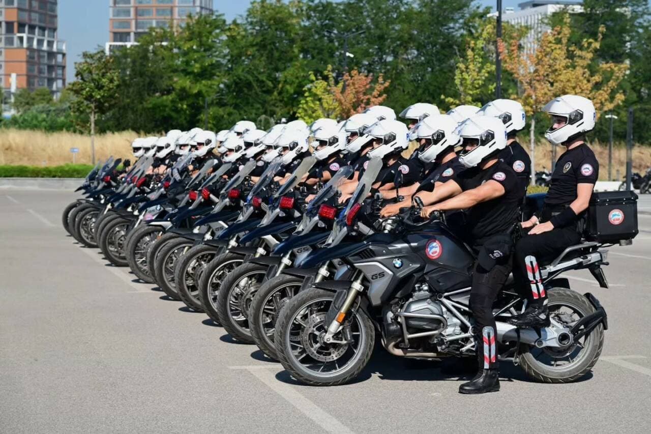 Bursa'da yeni göreve başlayacak Yunus polisleri motosikletleriyle sıralanmış, sertifika töreni sonrası.