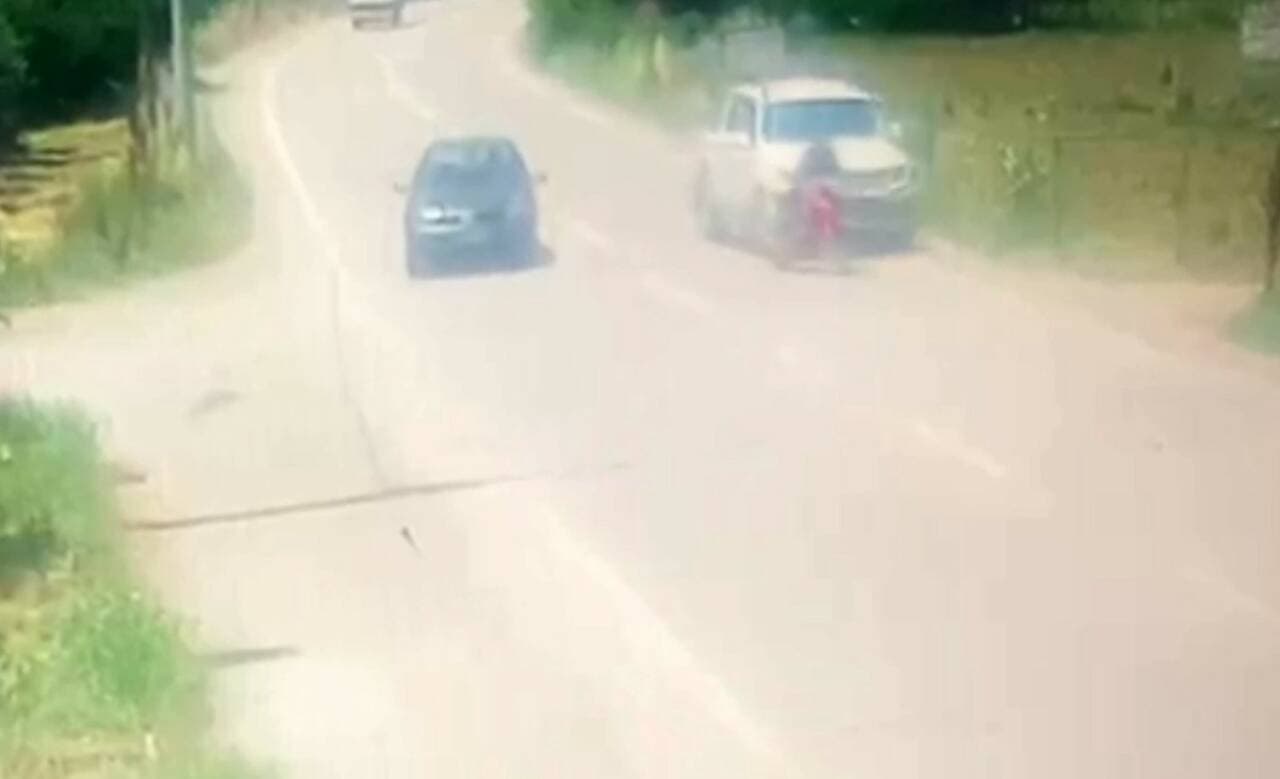 İnegöl'de kamyonet ve motosikletin karıştığı trafik kazası anı, güvenlik kamerası görüntüsü.