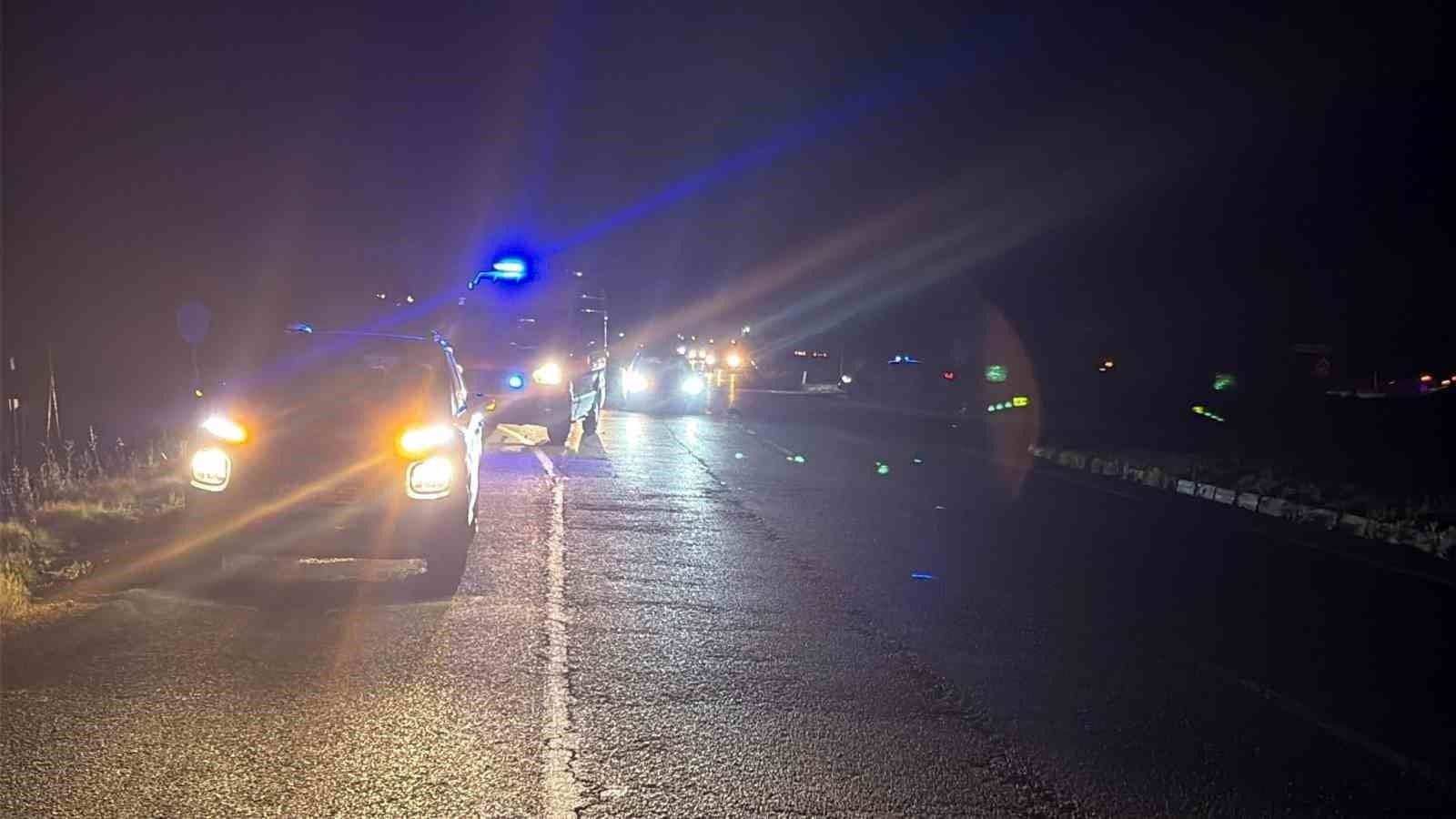 Tekirdağ'da gece meydana gelen trafik kazası sonrası olay yerinde polis ve sağlık ekipleri.