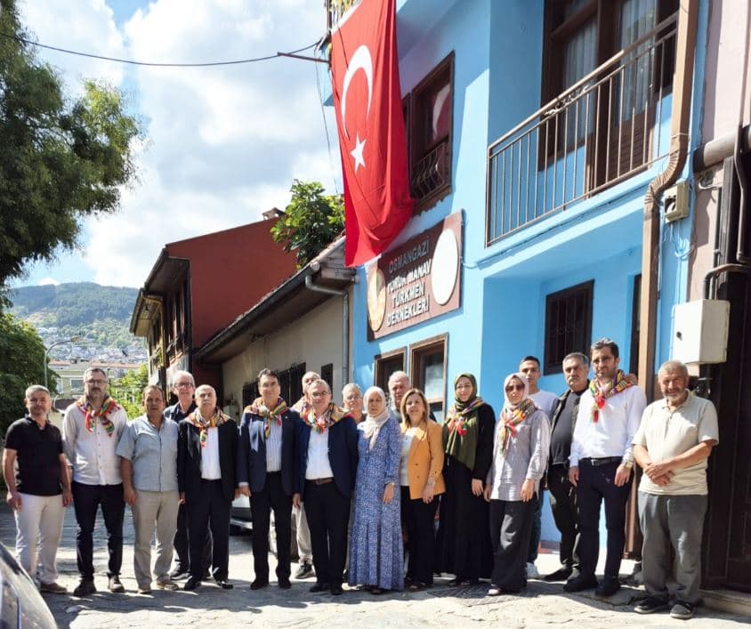 Bursa Osmangazi Yörük Türkmen Dernekleri üyeleri dernek binası önünde.
