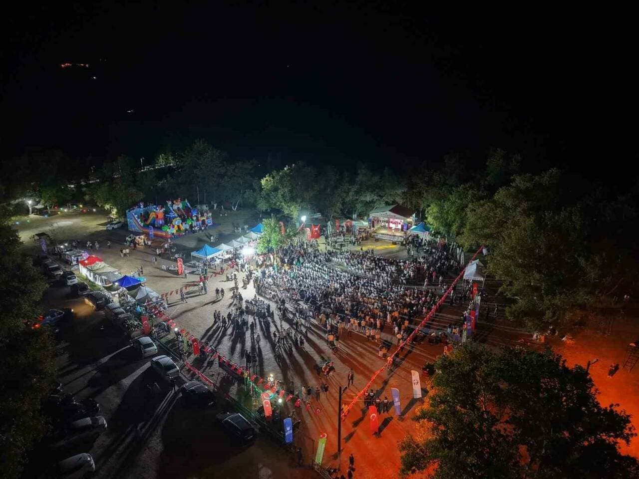 Mustafakemalpaşa'da Geleneksel Festival Coşkusu: Mansur Ark ve Zeynep Dizdar Sahne Aldı, Eğitime Destek Sağlandı