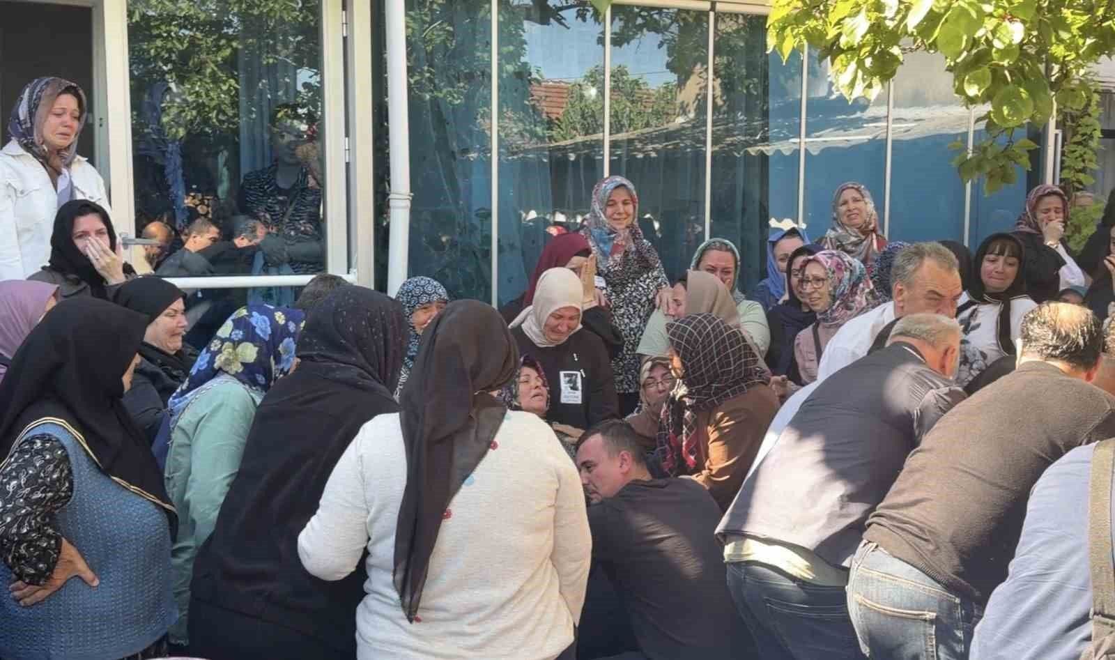 Yazar Ayten Öztürk, Bayram Ziyaretinde Yeğeni Tarafından Öldürüldü: Son Yolculuğuna Uğurlandı