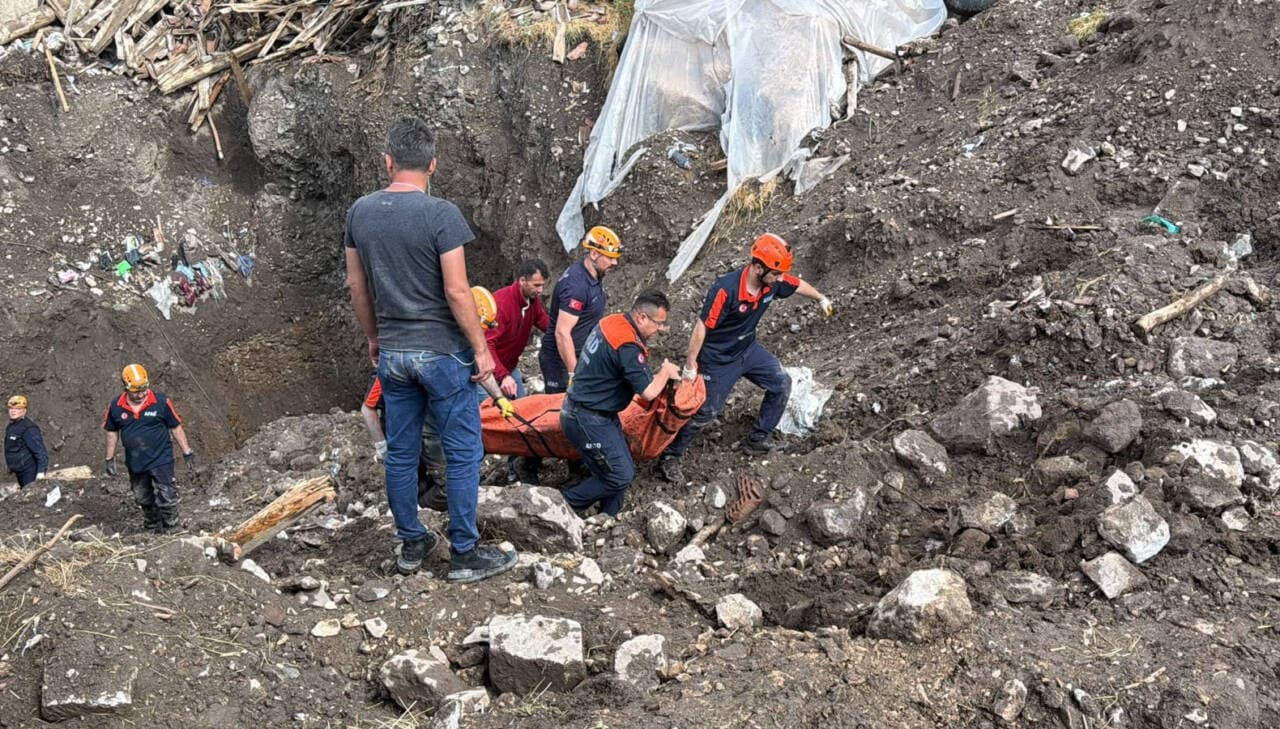 Eskişehir'de define kazısı sonrası çöken tünelde kurtarma çalışmaları.