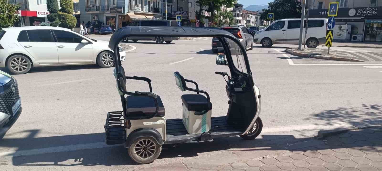 İnegöl'de devrilmiş elektrikli motosiklet, kaza yeri, trafik ekipleri.