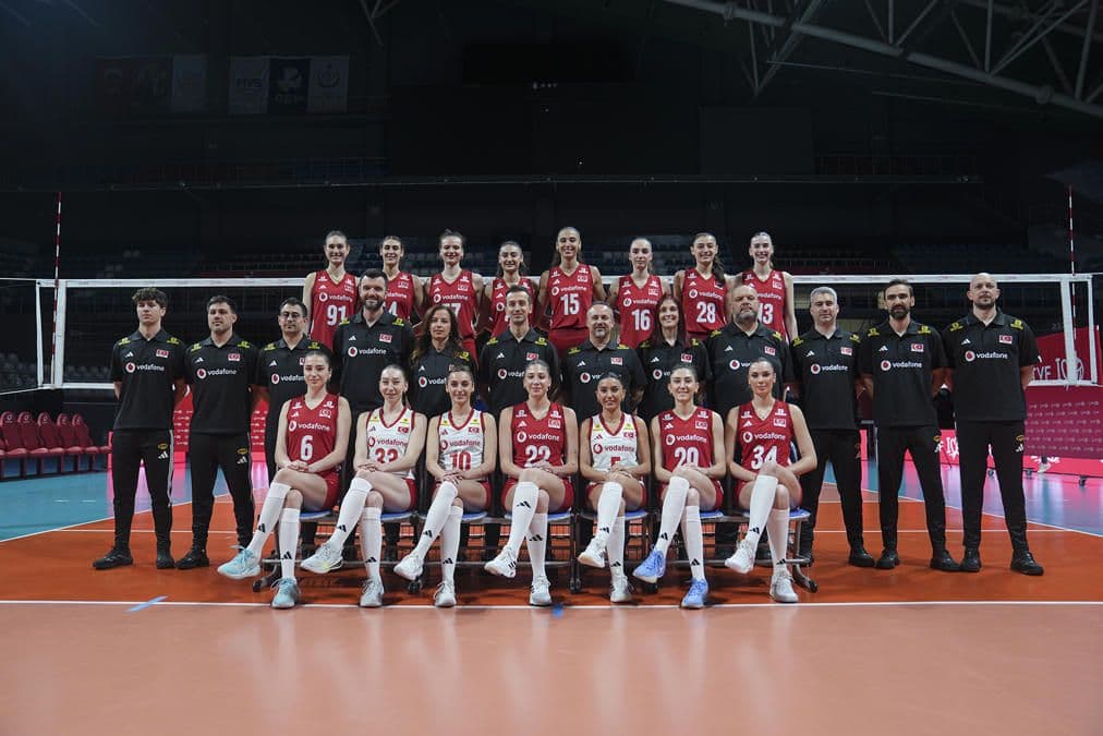 Filenin Sultanları voleybol takımı, Milletler Ligi'nde galibiyet sonrası takım fotoğrafı.