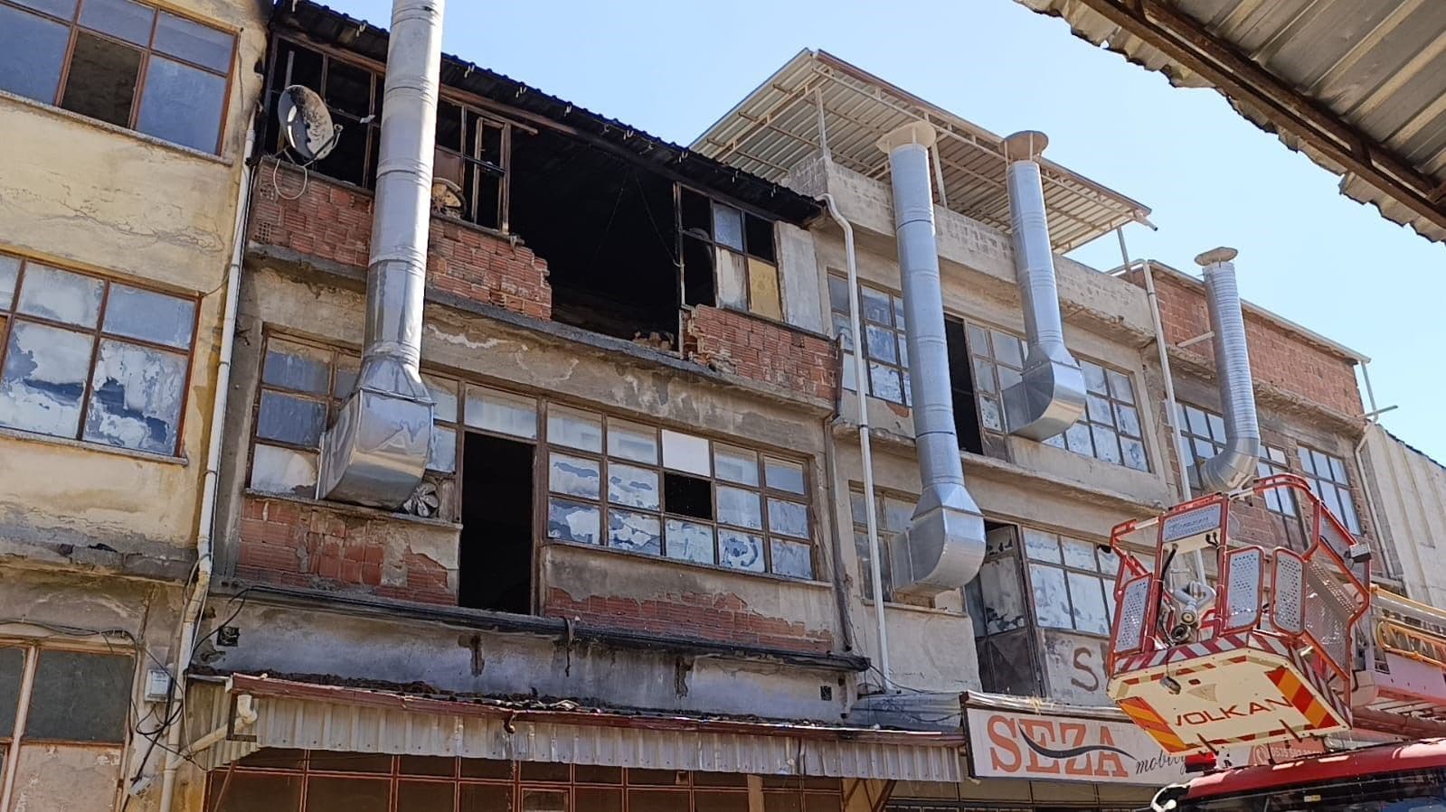 İnegöl'de Mobilya İmalathanesinde Yangın: Maddi Hasar Oluştu