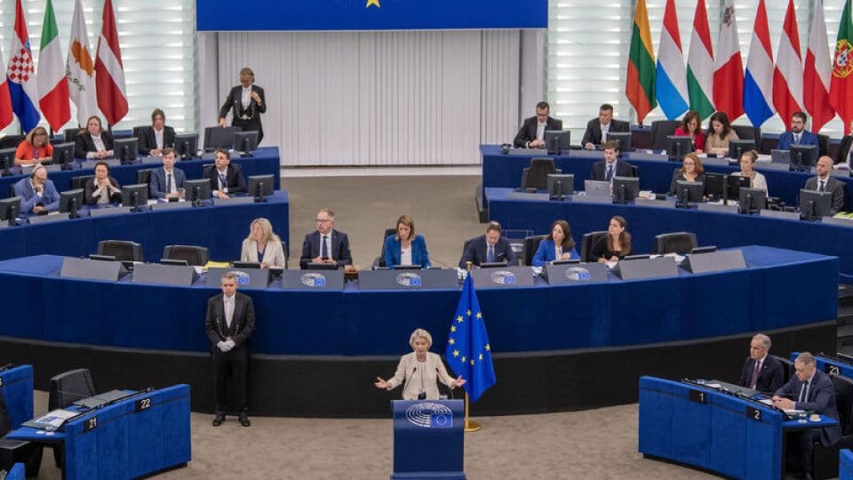 Avrupa Parlamentosu Genel Kurulu'nda konuşan Avrupa Komisyonu Başkanı Ursula von der Leyen.