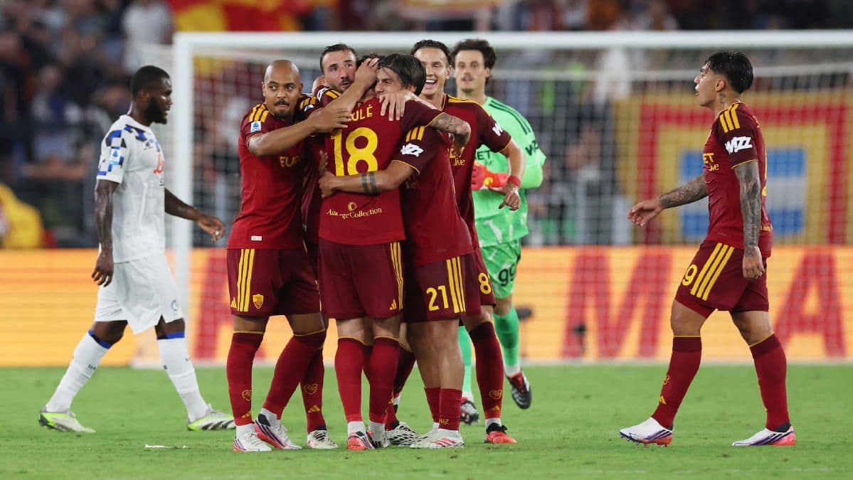 Roma futbolcuları Atalanta maçında gol sevinci yaşıyor.