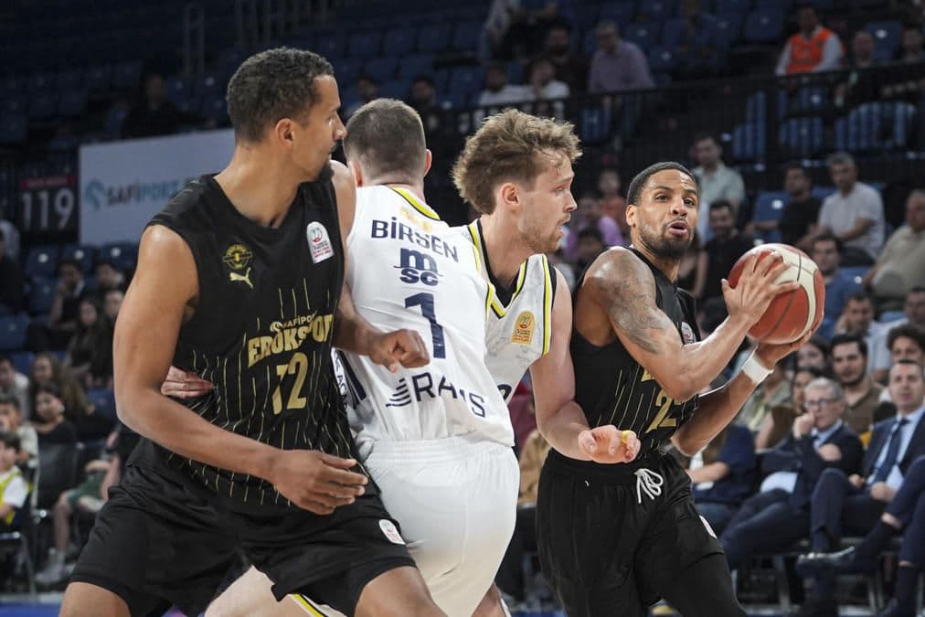 Fenerbahçe Beko ve Safiport Erokspor basketbolcuları maç sırasında top mücadelesi veriyor.