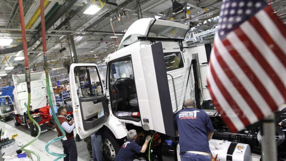 ABD'de kamyon fabrikasında üretim hattı ve Amerikan bayrağı