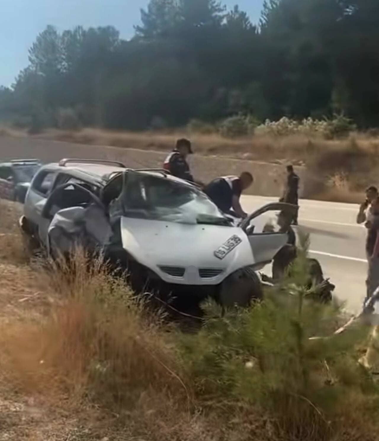 Bursa'da meydana gelen trafik kazasında takla atmış otomobil ve olay yerindeki ekipler.