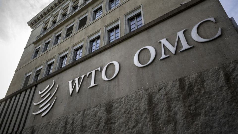 Dünya Ticaret Örgütü (DTÖ) binasının dış cephesi ve logosu.