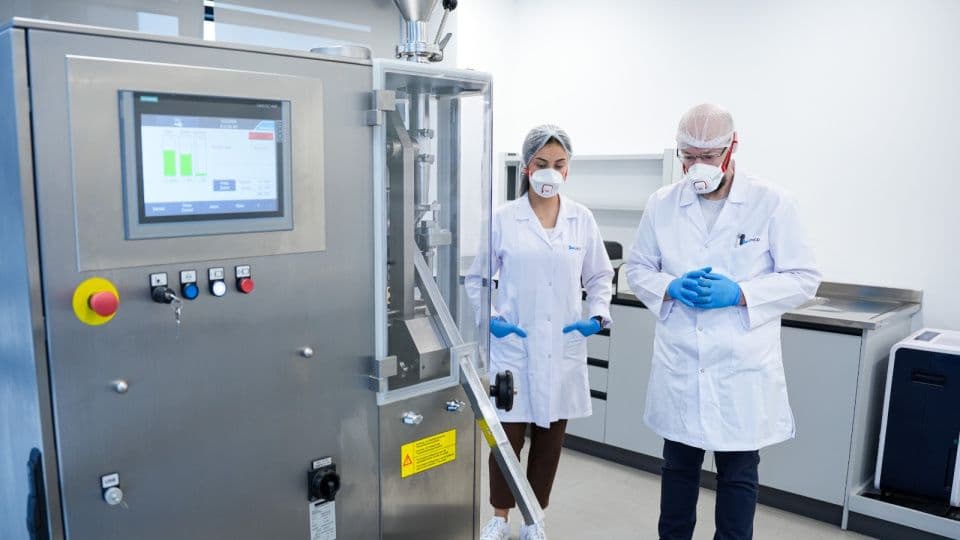 IMCD Group'un İstanbul'daki yeni teknik merkezinde laboratuvar ekipmanları ve çalışanlar.