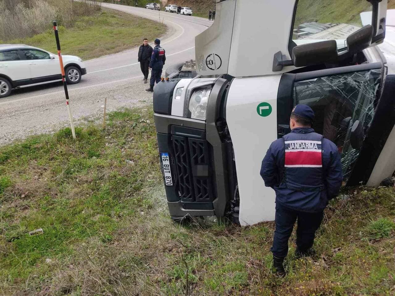 İnegöl'de freni patlayan tırın devrildiği kaza yerinde jandarma ekipleri inceleme yapıyor.