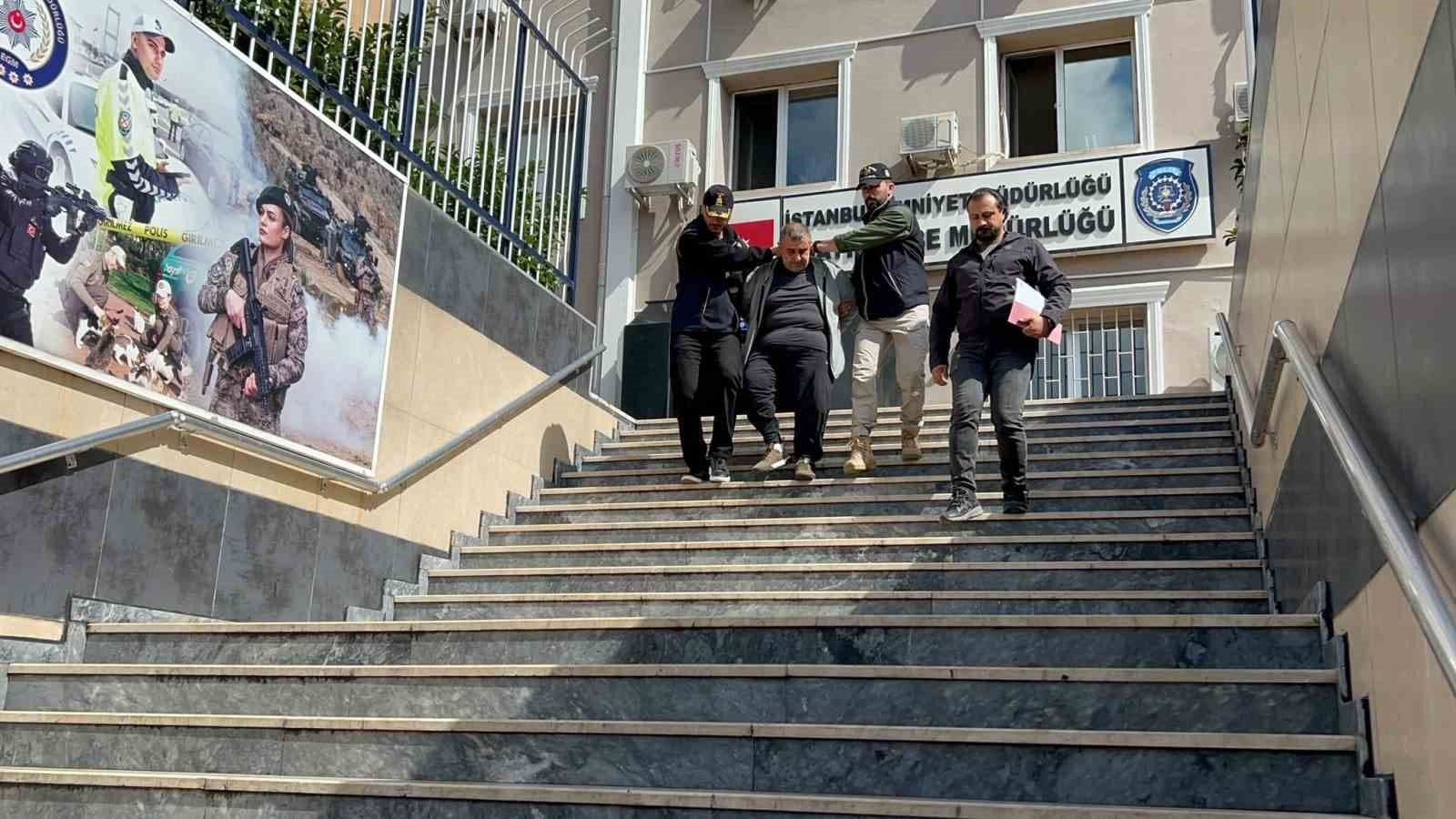 Uyuşturucu suçundan aranan firari hükümlü, polis eşliğinde emniyet binasından çıkarılırken.