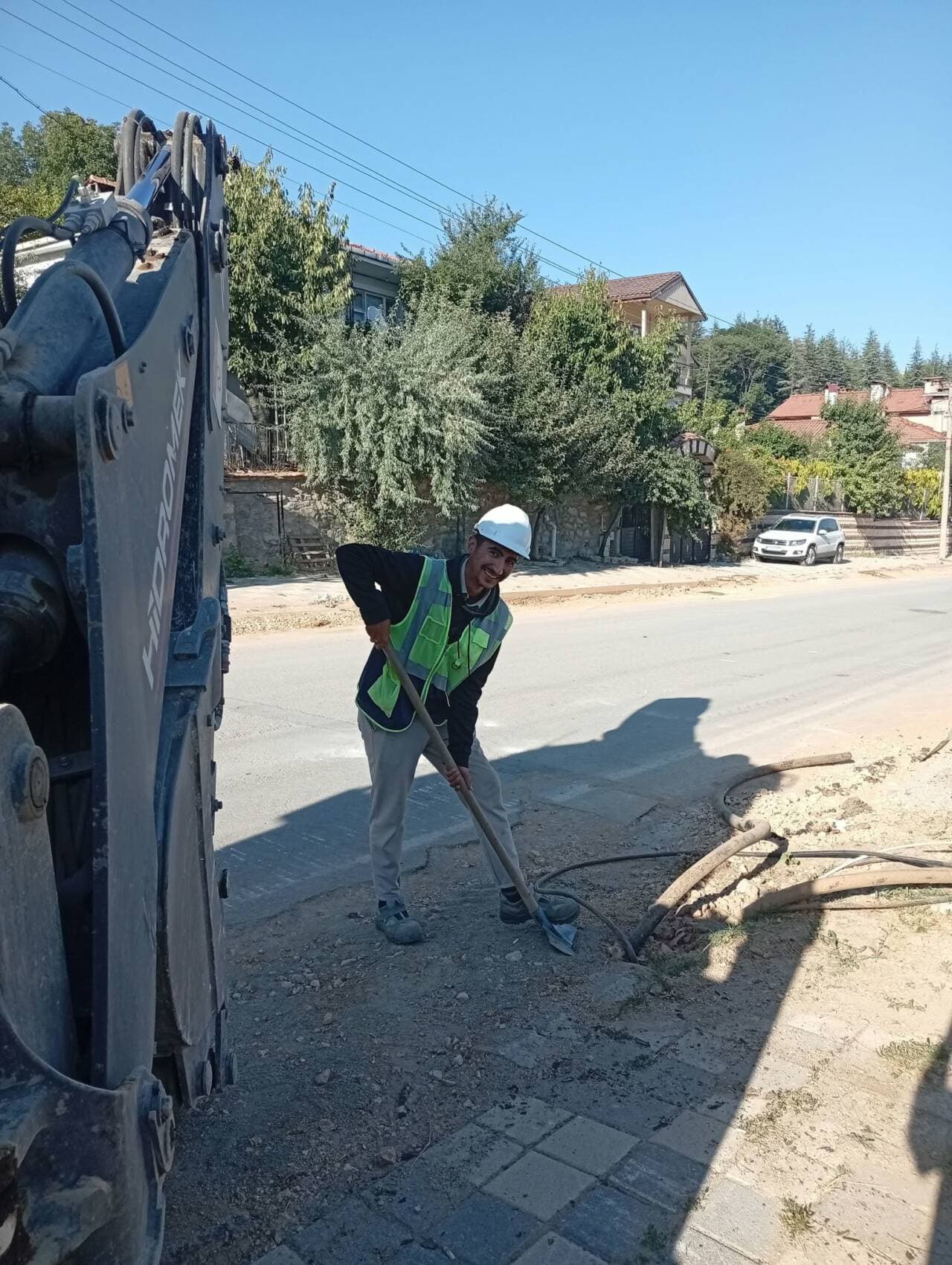 Bursa Keles'te elektrik hattı çalışmasında kazma kürek tutan, işçi kıyafetli bir adam.