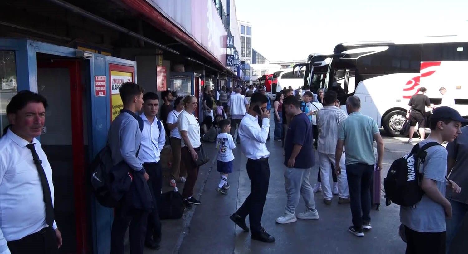 İstanbul 15 Temmuz Demokrasi Otogarı'nda yaz tatili nedeniyle oluşan yoğunluk, otobüs peronlarında bavullarıyla bekleyen yolcular.