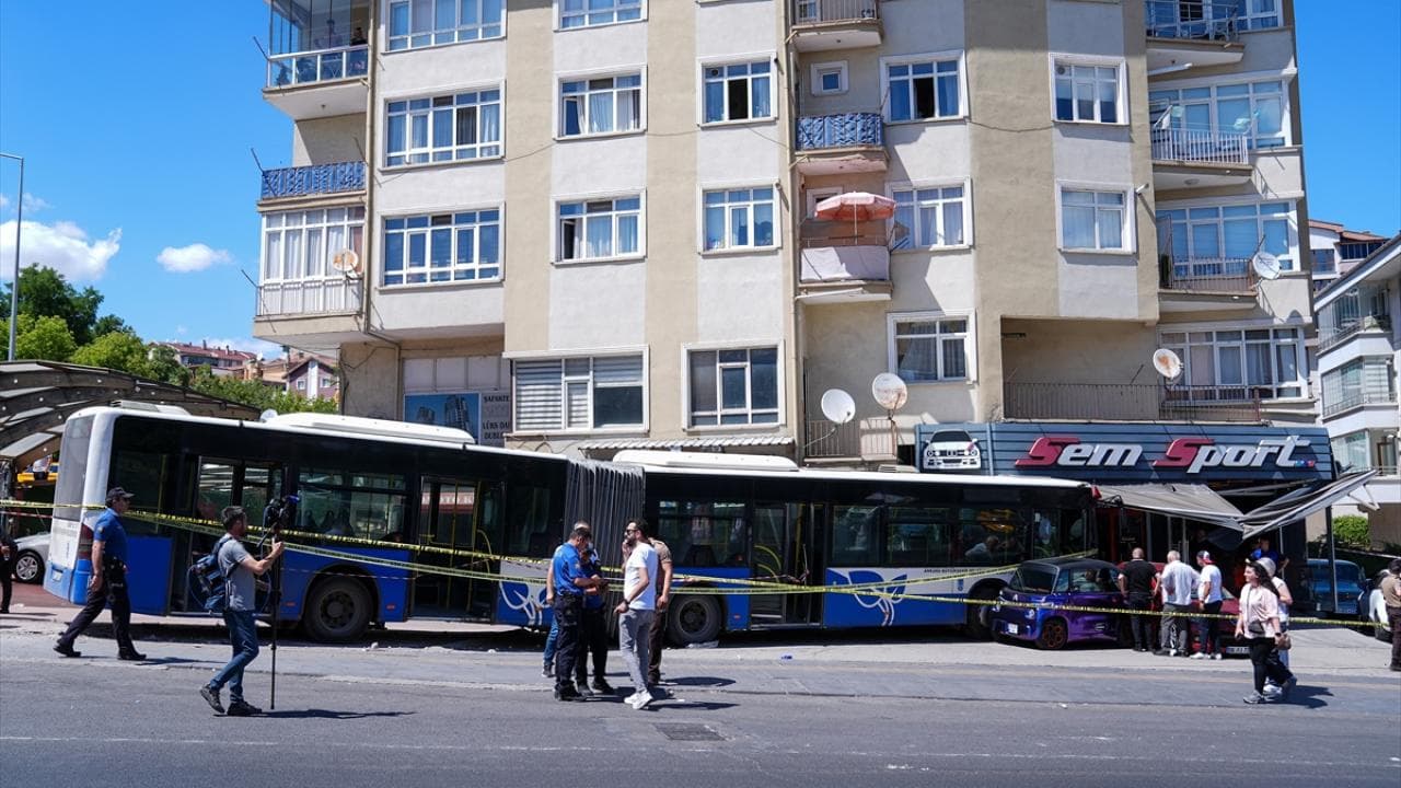 Ankara Mamak'ta iş yerine çarpan EGO otobüsü kaza yeri, polis ve medya ekipleri.