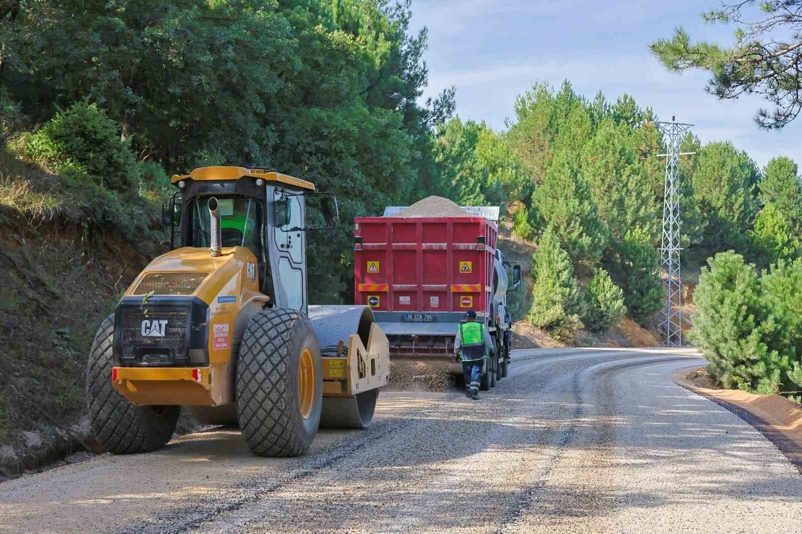 Osmangazi'nin Üç Mahallesinde 15 Kilometrelik Yol Yenileme Çalışmaları Sürüyor