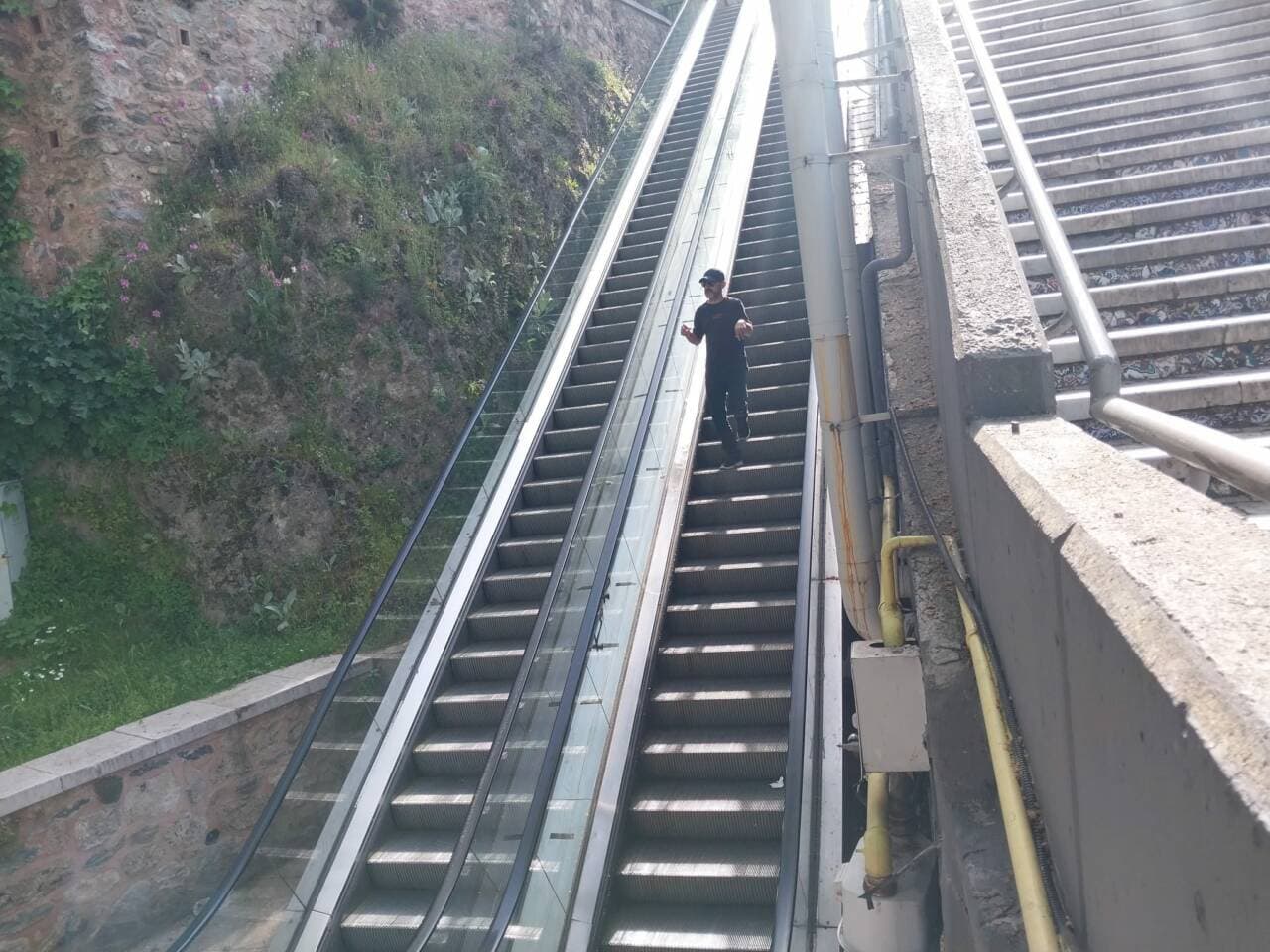 Bursa Balibey Han'da arızalı yürüyen merdiven üzerinde yürüyen bir kişi