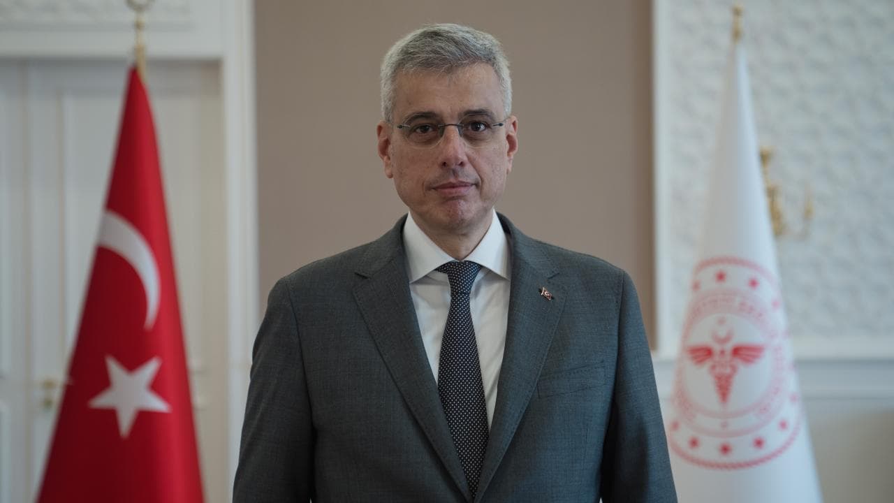 Bakan Memişoğlu, Uçakta Rahatsızlanan Yolcuya Müdahale Etti