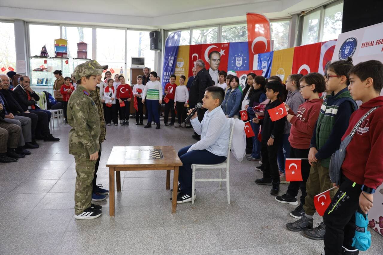 Bursa'da 23 Nisan Coşkusu Huzurevine Taşındı: Minik Öğrencilerden Anlamlı Ziyaret